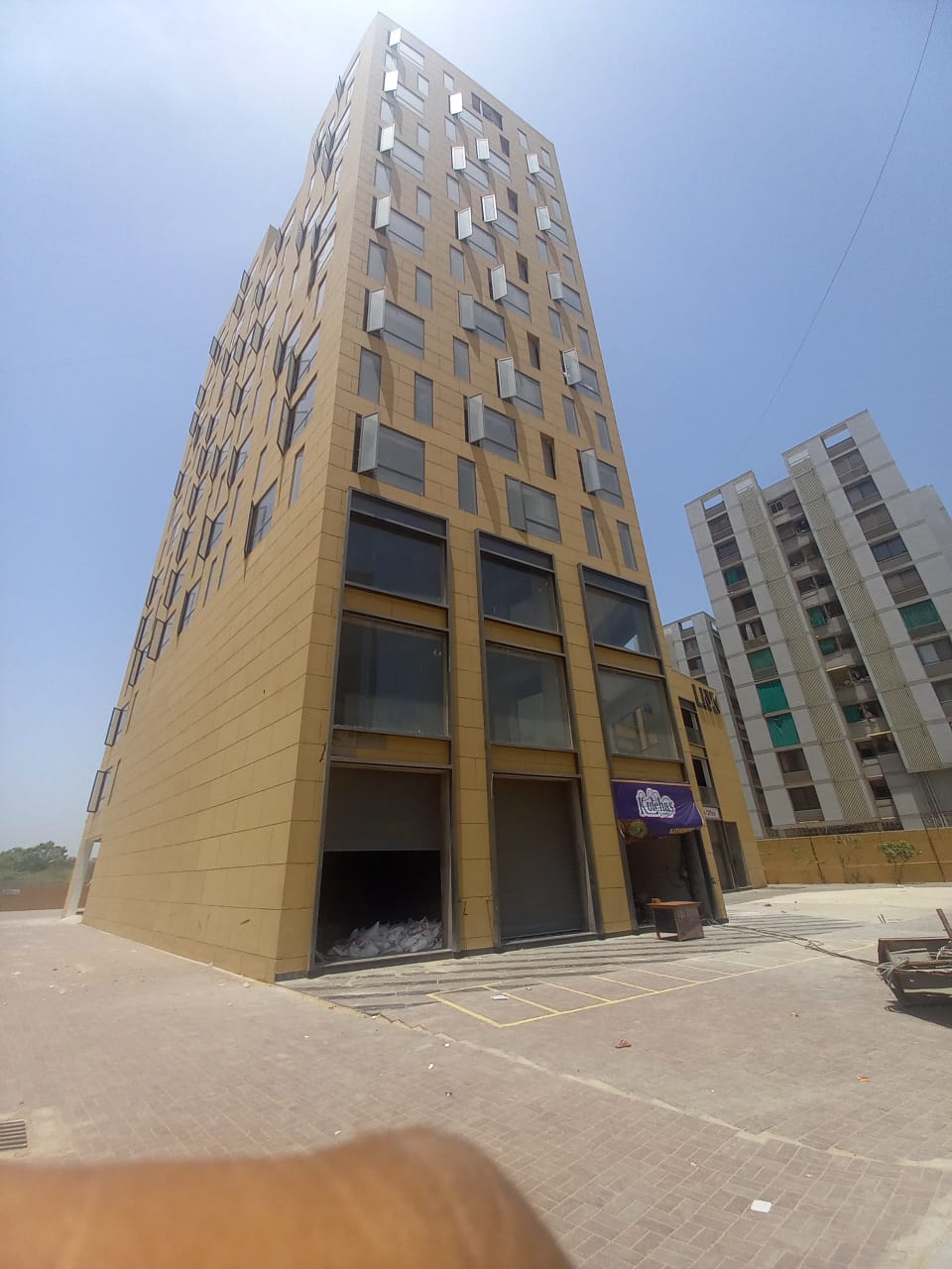 1579 Sq.FT Showroom Ground Floor for Rent in Gota Ahmedabad - Media 2