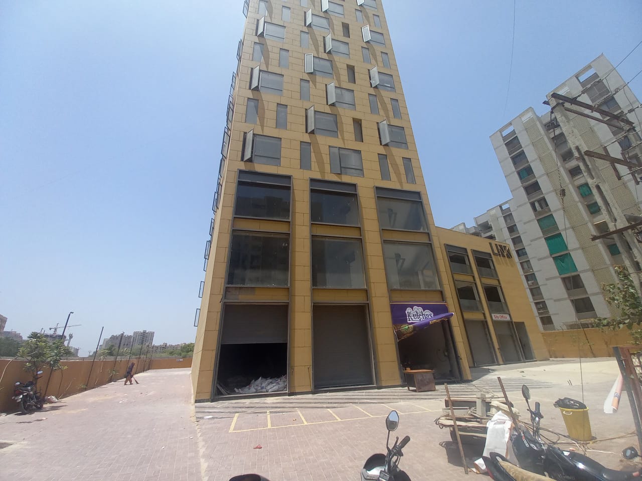 1579 Sq.FT Showroom Ground Floor for Rent in Gota Ahmedabad - Media 9