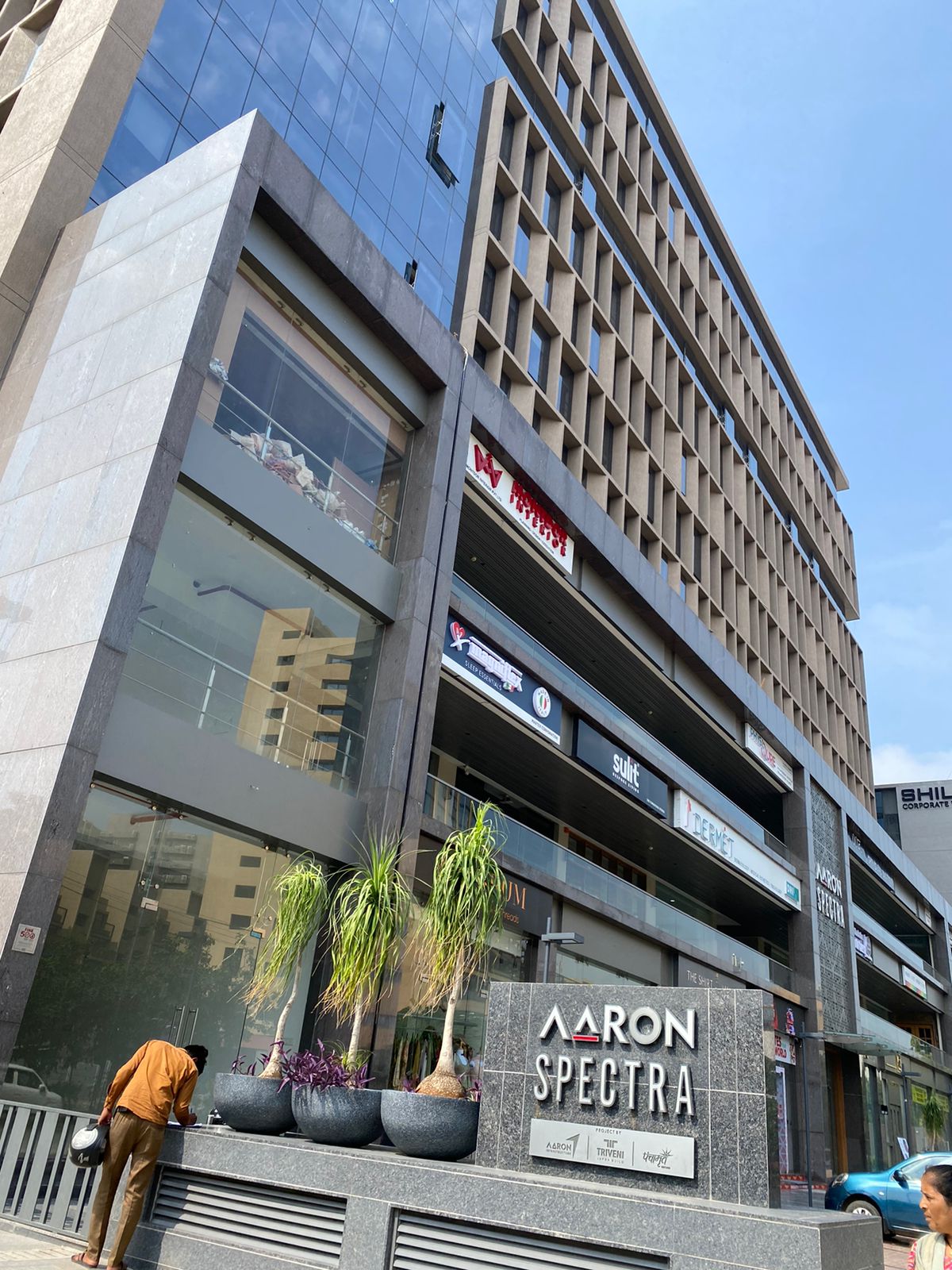 2737 Sq.FT Showroom Ground Floor for Rent in Rajpath Rangoli Road Ahmedabad - Media 10
