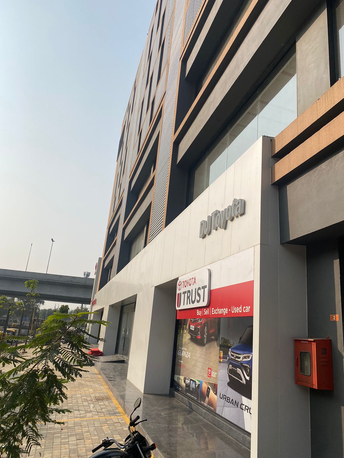 1838 Sq.FT Showroom Ground Floor for Rent in Sola Ahmedabad - Media 2