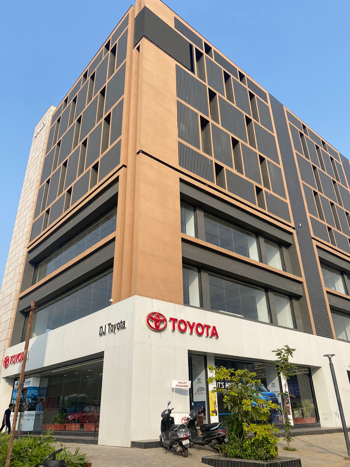 1838 Sq.FT Showroom Ground Floor for Rent in Sola Ahmedabad - Media 3