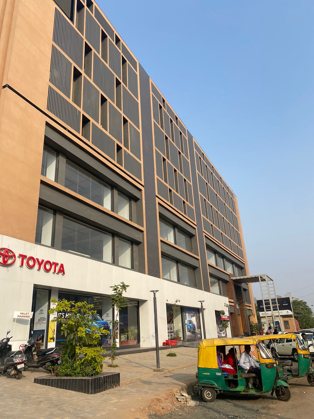 1838 Sq.FT Showroom Ground Floor for Rent in Sola Ahmedabad - Media 4