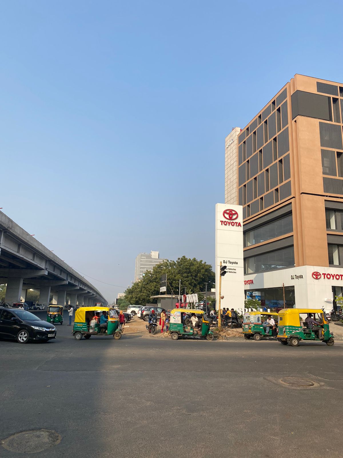 1838 Sq.FT Showroom Ground Floor for Rent in Sola Ahmedabad - Media 5