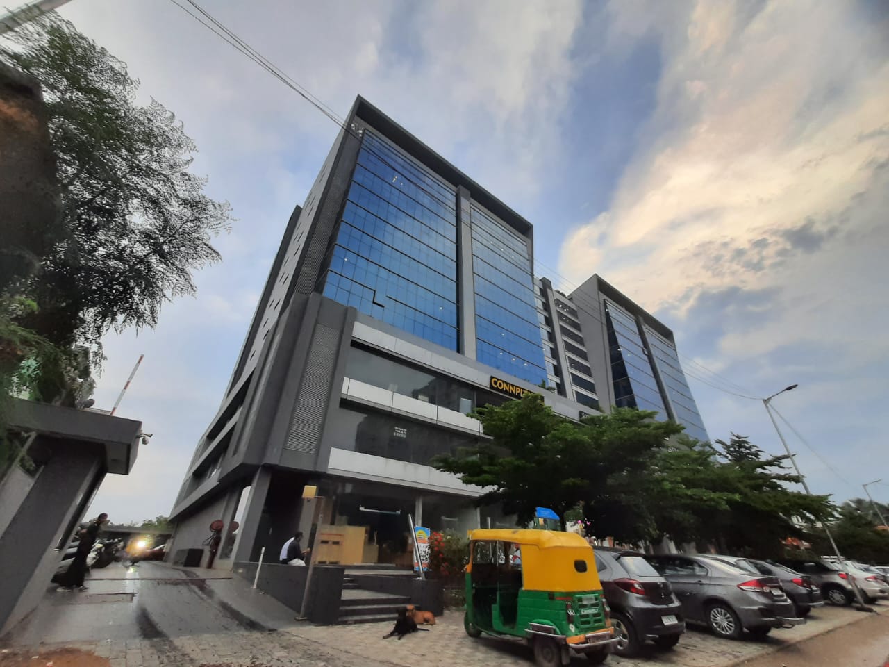 1306 Sq.FT Showroom Second Floor for Rent in Thaltej Ahmedabad - Media 2