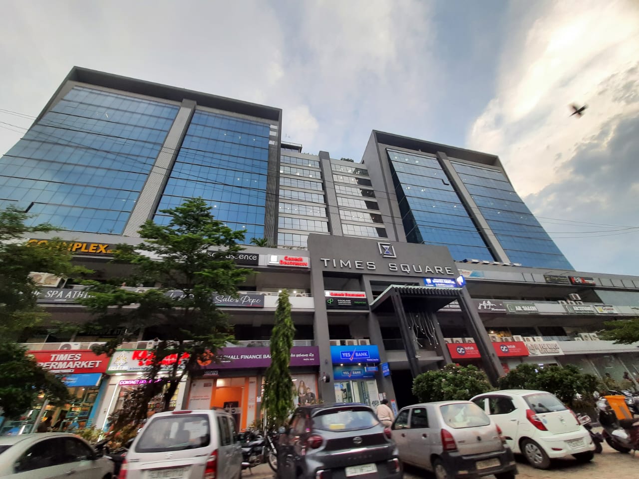 1306 Sq.FT Showroom Second Floor for Rent in Thaltej Ahmedabad - Media 3
