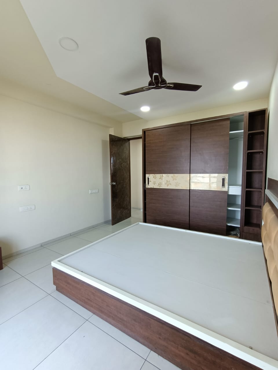 3 BHK 2891 Sq.FT Residential Flat for Rent in Thaltej Ahmedabad - Media 6