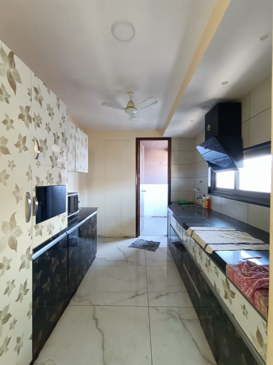 3 BHK 2891 Sq.FT Residential Flat for Rent in Thaltej Ahmedabad - Media 10