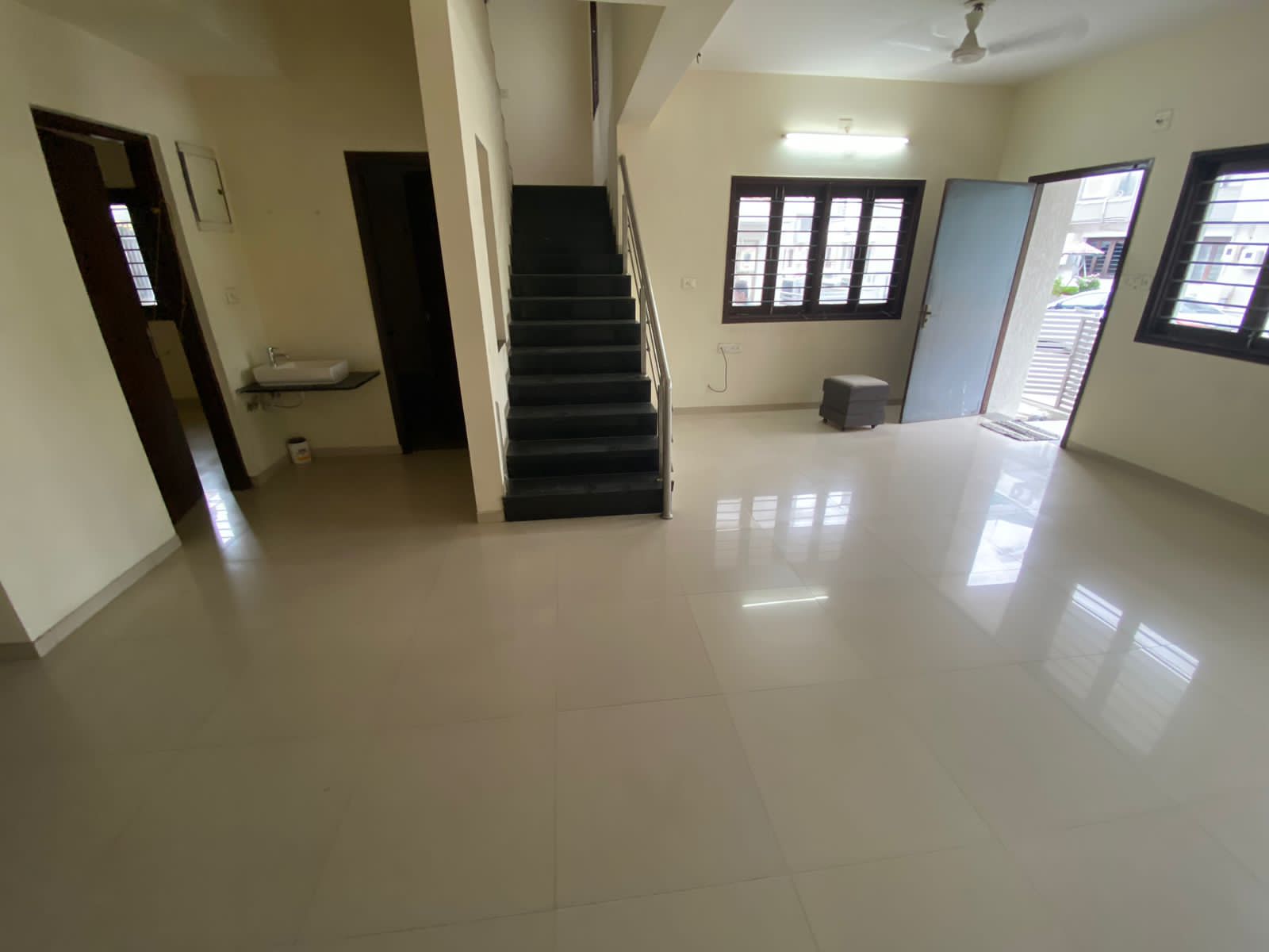 4 BHK 450 Sq.YRD Residential Bunglow for Rent in Sola Ahmedabad - Media 4