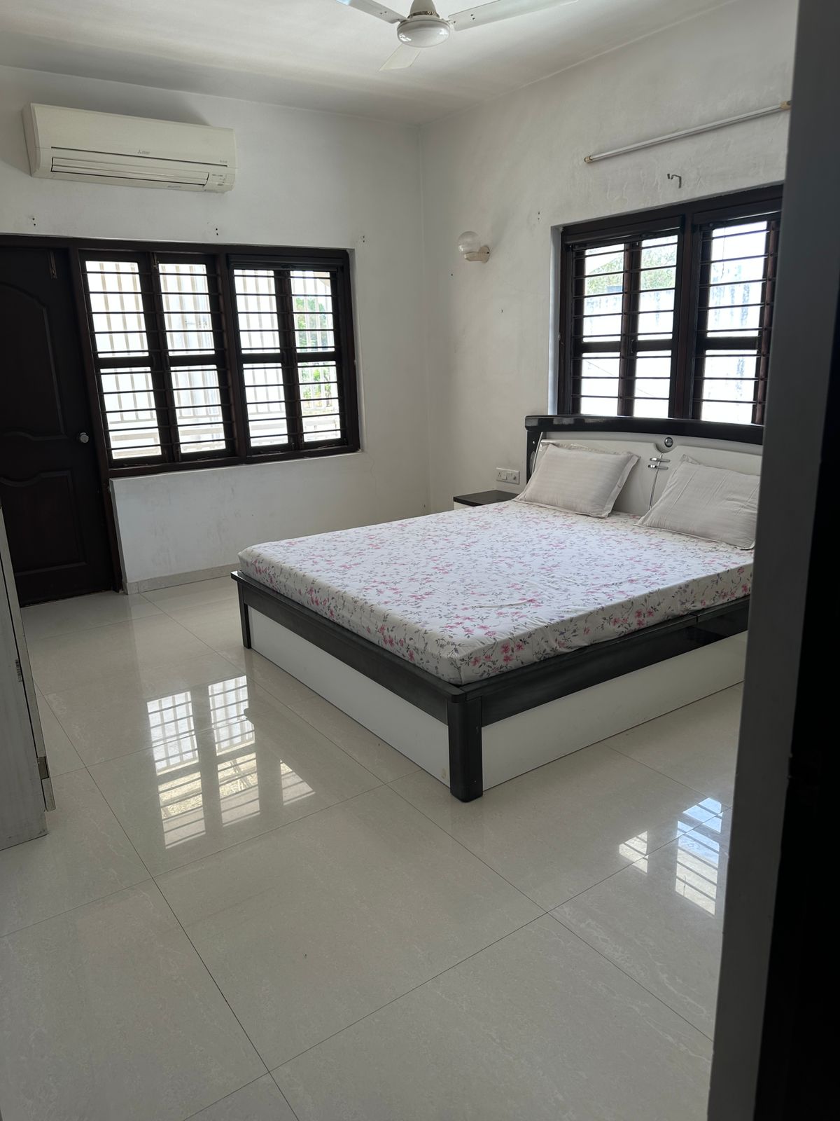 5 BHK 800 Sq.YRD Residential Bunglow for Rent in Thaltej Ahmedabad - Media 4