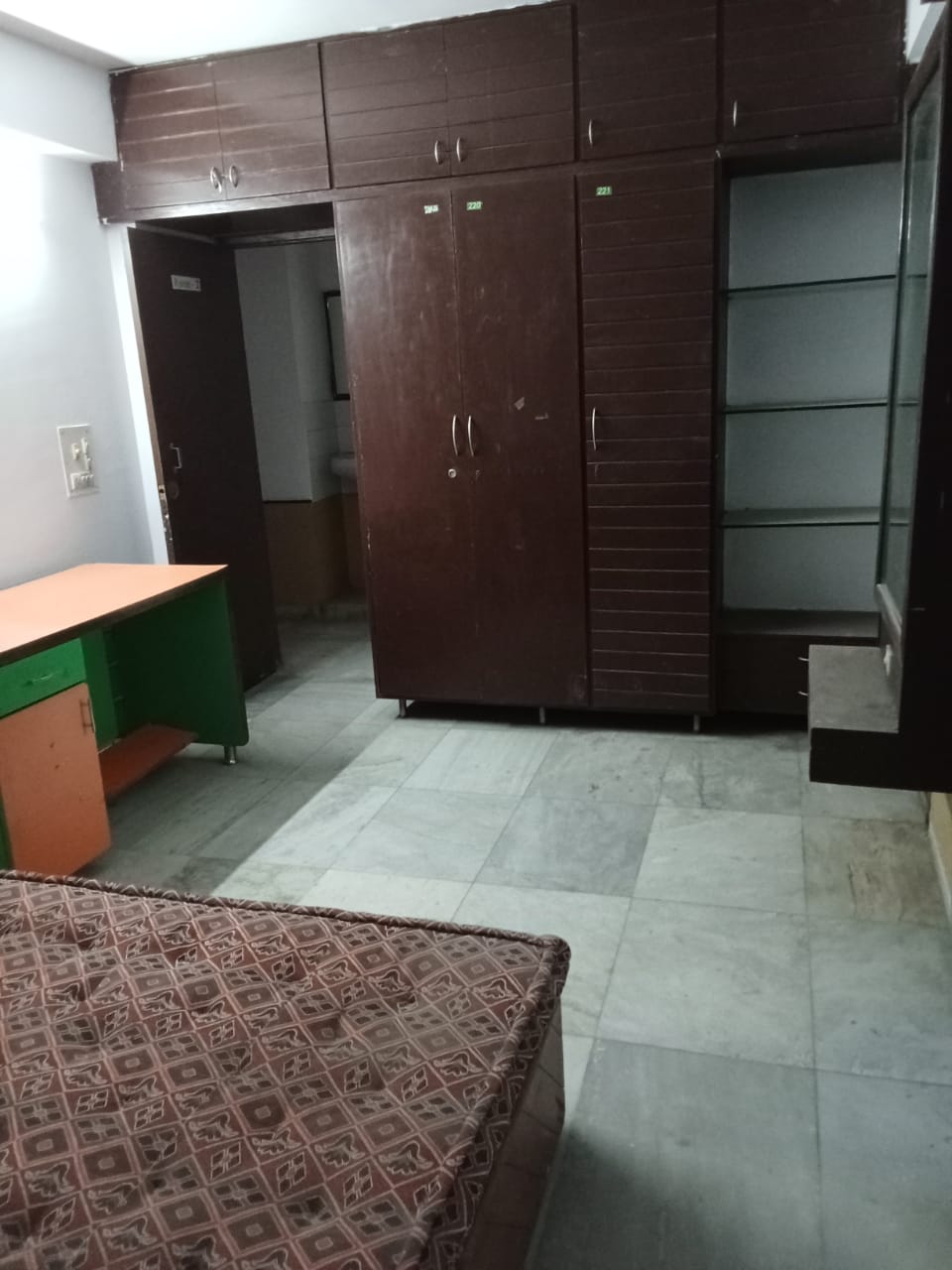 3 BHK 2000 Sq.FT Residential Flat for Rent in Ambawadi Ahmedabad