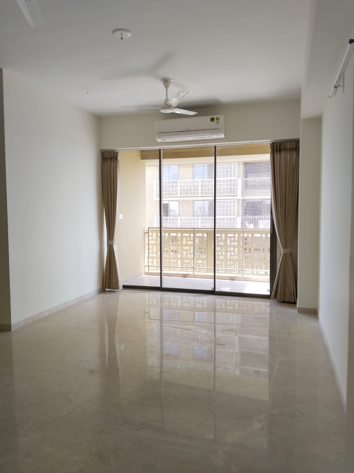 4 BHK 3000 Sq.FT Residential Flat for Rent in Thaltej Ahmedabad - Media 3