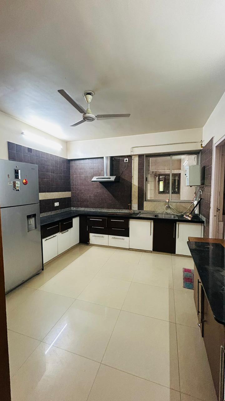 4 BHK 3510 Sq.FT Residential Flat for Rent in Prahladnagar Ahmedabad - Media 4