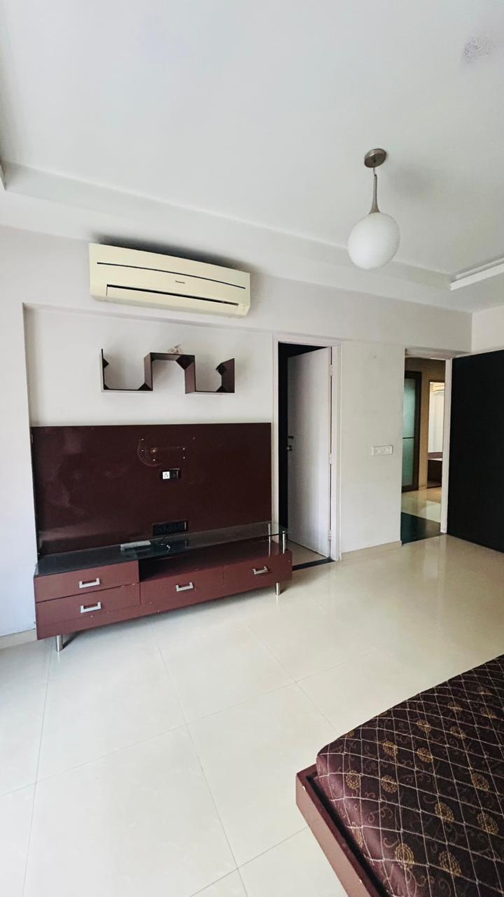 4 BHK 3510 Sq.FT Residential Flat for Rent in Prahladnagar Ahmedabad - Media 5