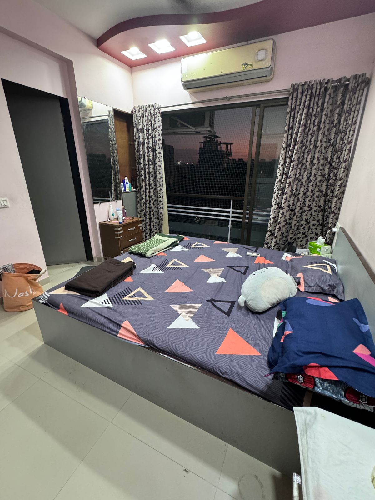 3 BHK 1800 Sq.FT Residential Flat for Rent in Thaltej Ahmedabad - Media 9