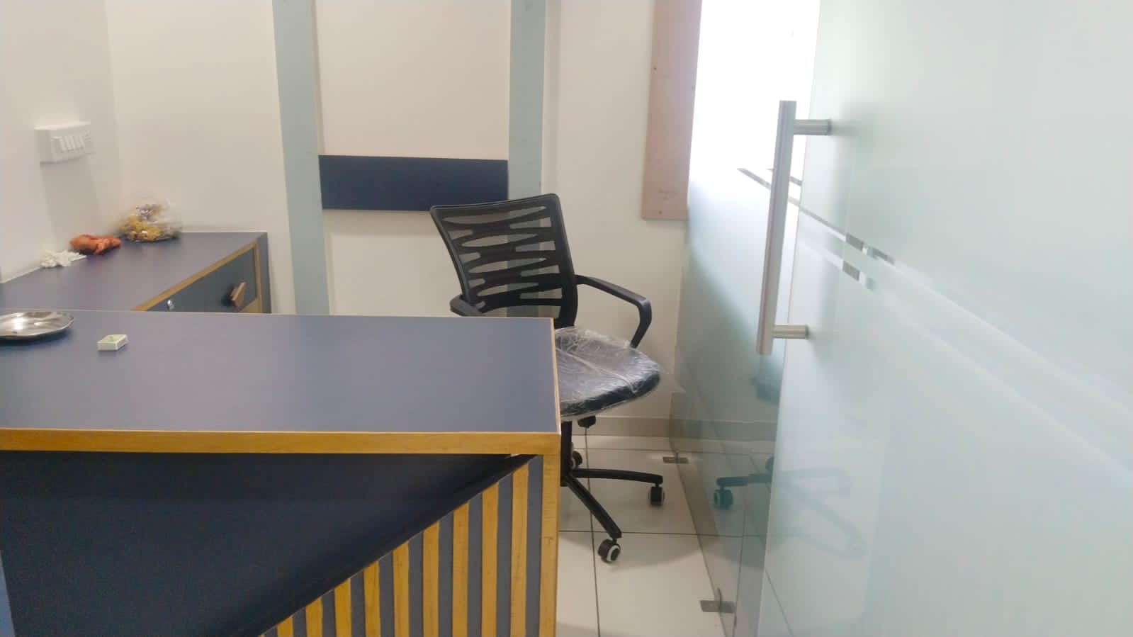 OFFICE 1050 Sq.FT Commercial Office for Rent in Sg Highway Ahmedabad - Media 8