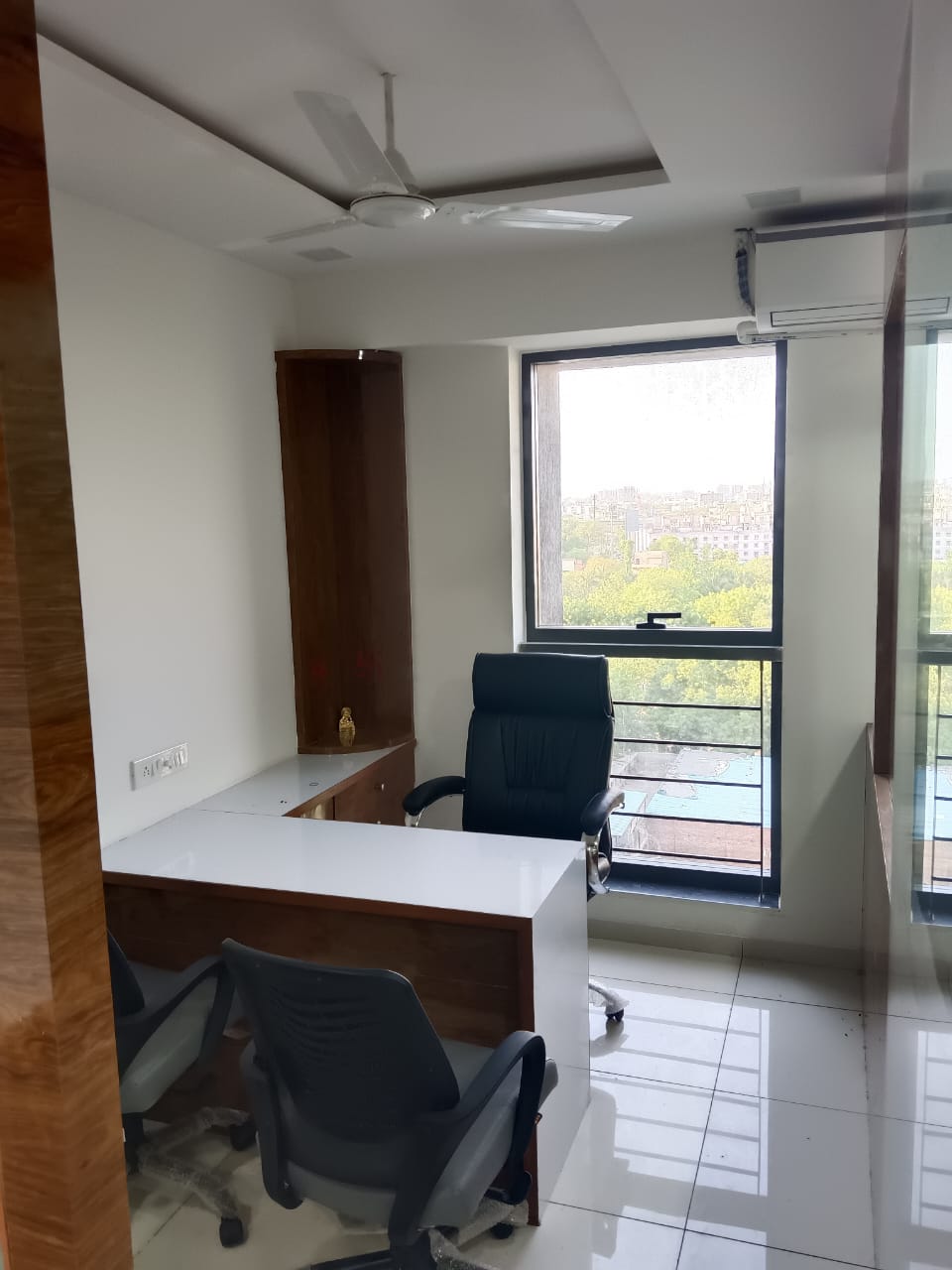 OFFICE 836 Sq.FT Commercial Office for Rent in Sindhubhavan Road Ahmedabad - Media 6