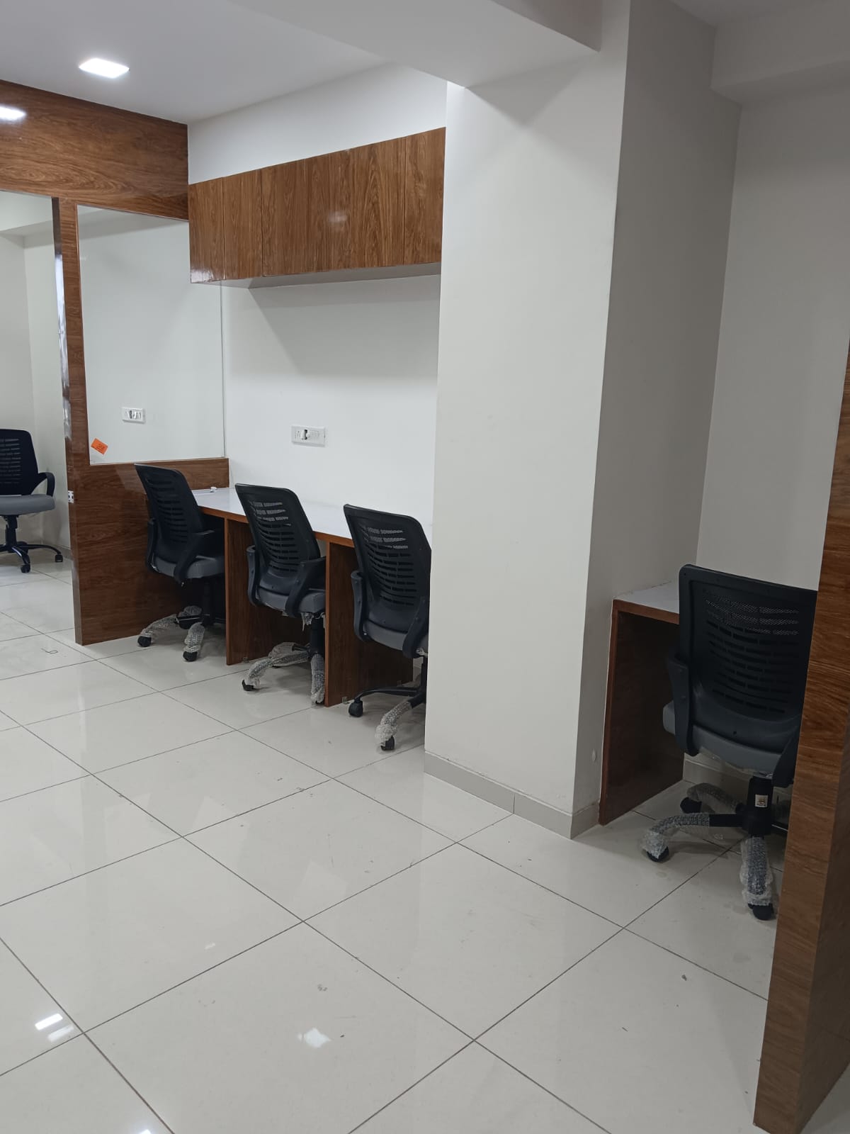 OFFICE 836 Sq.FT Commercial Office for Rent in Sindhubhavan Road Ahmedabad - Media 4
