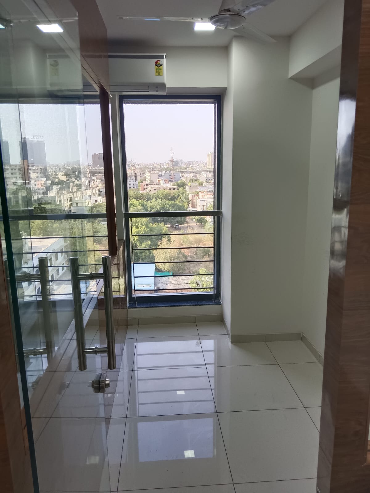 OFFICE 836 Sq.FT Commercial Office for Rent in Sindhubhavan Road Ahmedabad - Media 5