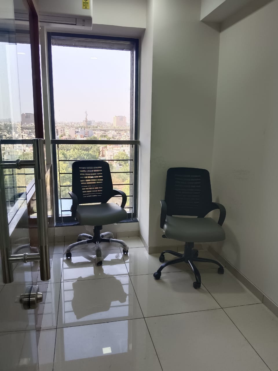 OFFICE 836 Sq.FT Commercial Office for Rent in Sindhubhavan Road Ahmedabad - Media 2