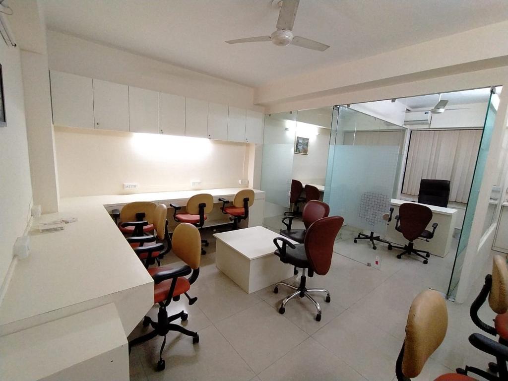 OFFICE 638 Sq.FT Commercial Office for Rent in Makarba Ahmedabad - Media 5