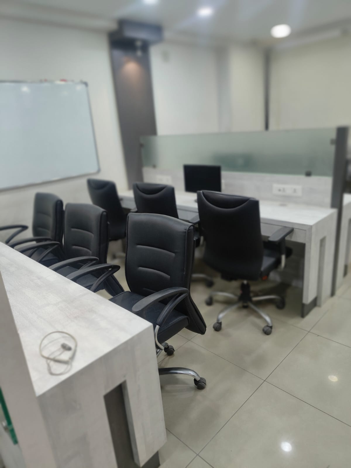 OFFICE 875 Sq.FT Commercial Office for Rent in Makarba Ahmedabad - Media 3