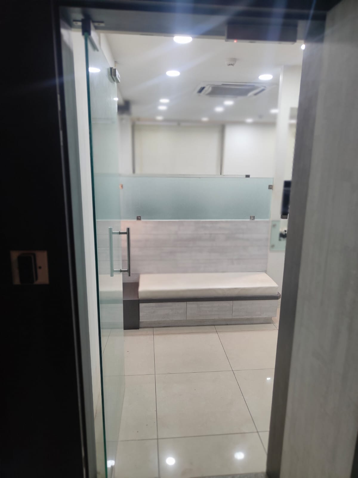 OFFICE 875 Sq.FT Commercial Office for Rent in Makarba Ahmedabad
