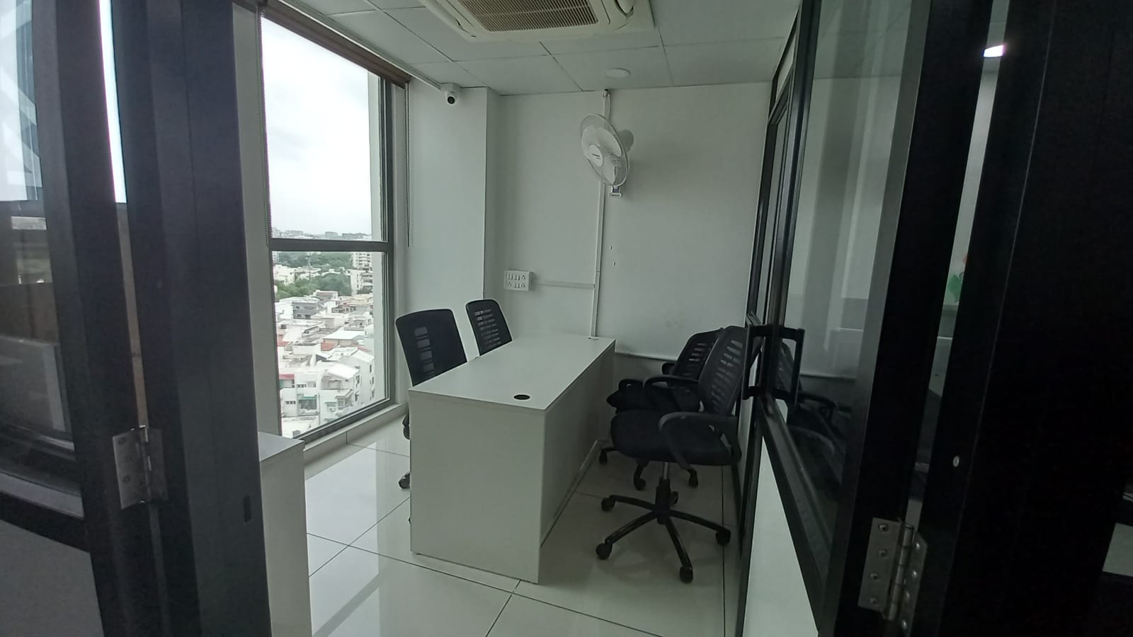 OFFICE 784 Sq.FT Commercial Office for Rent in Vastrapur Ahmedabad - Media 5