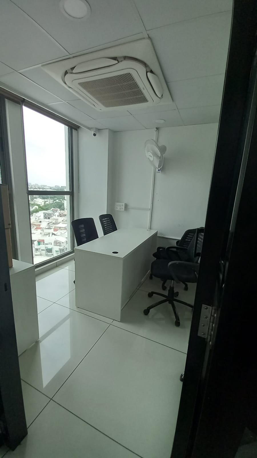 OFFICE 784 Sq.FT Commercial Office for Rent in Vastrapur Ahmedabad - Media 8