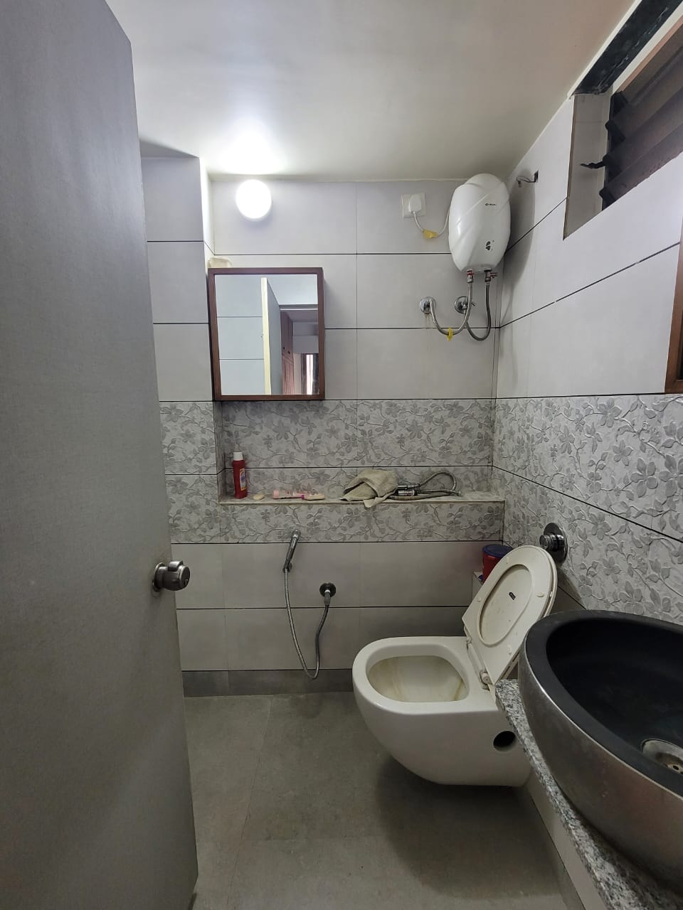 5 BHK 3960 Sq.FT Residential Flat for Rent in Vaishnodevi Circle Ahmedabad - Media 5