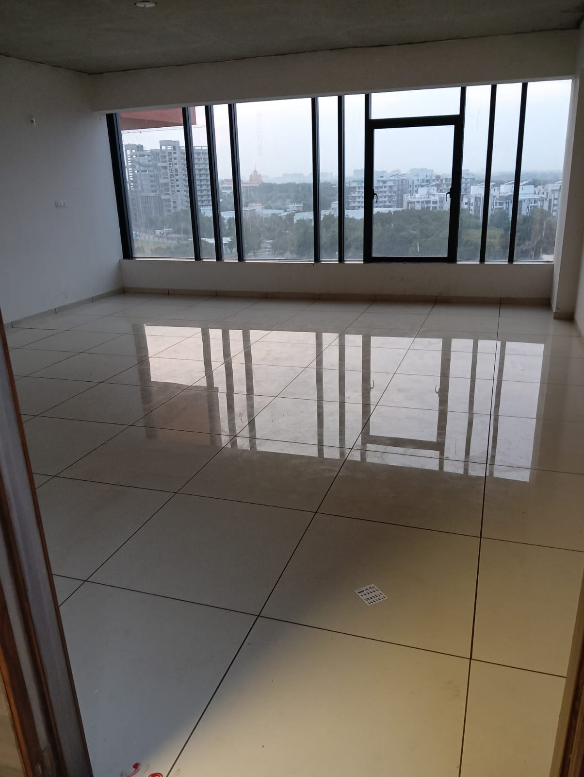OFFICE 885 Sq.FT Commercial Office for Rent in Sg Highway Ahmedabad - Media 3