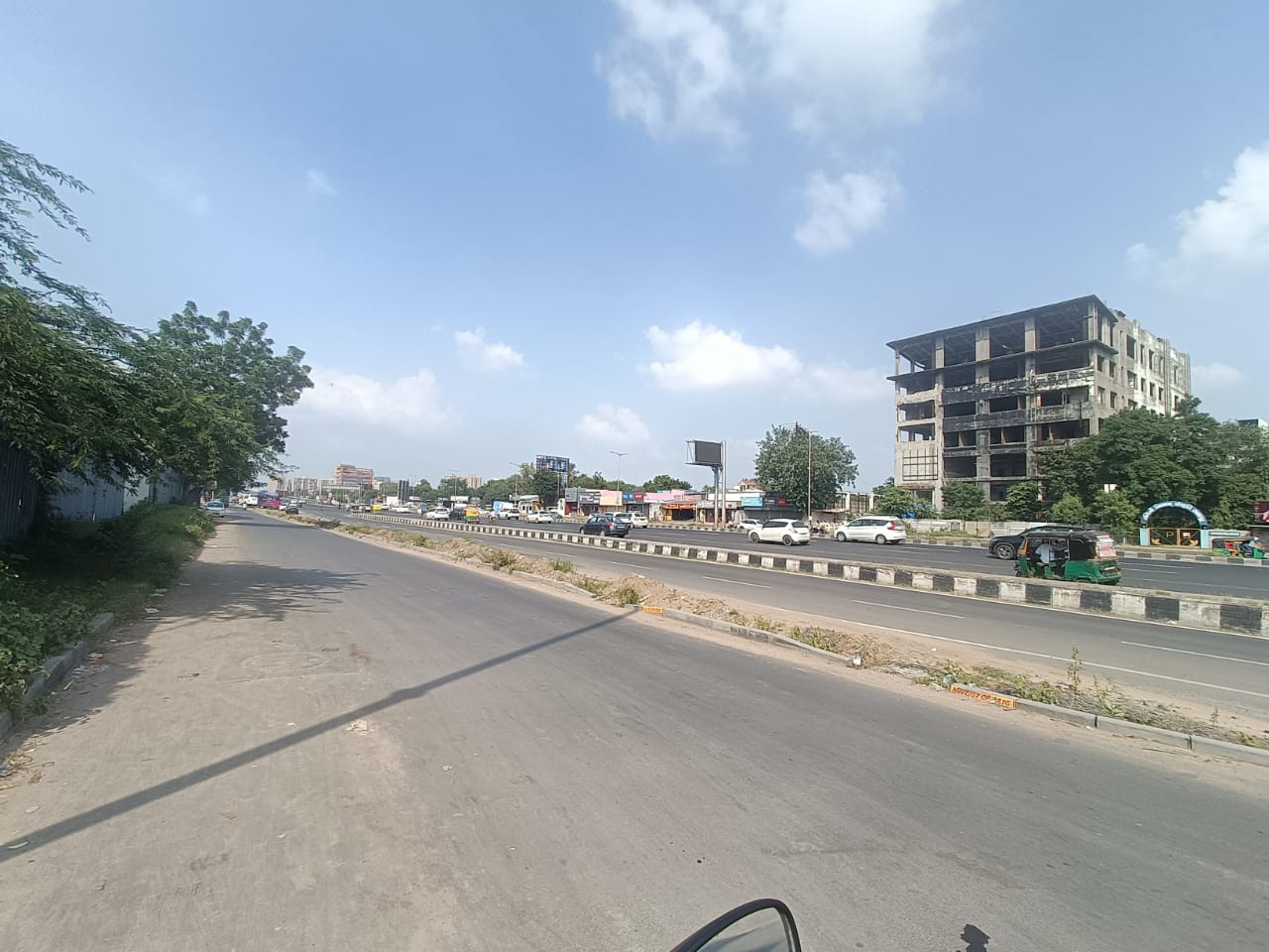 GROUND FLOOR 1000 Sq.FT Showroom Ground Floor for Rent in Gota Ahmedabad - Media 6