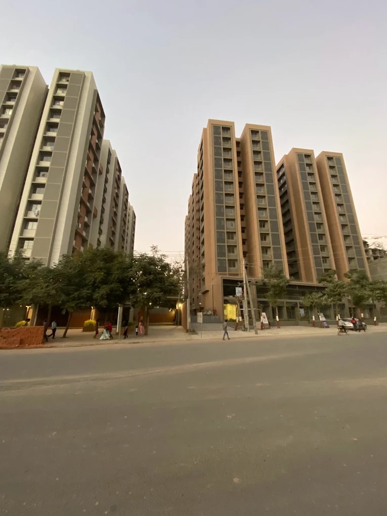 4 BHK 3000 Sq.FT Residential Flat for Rent in Shela Ahmedabad - Media 2