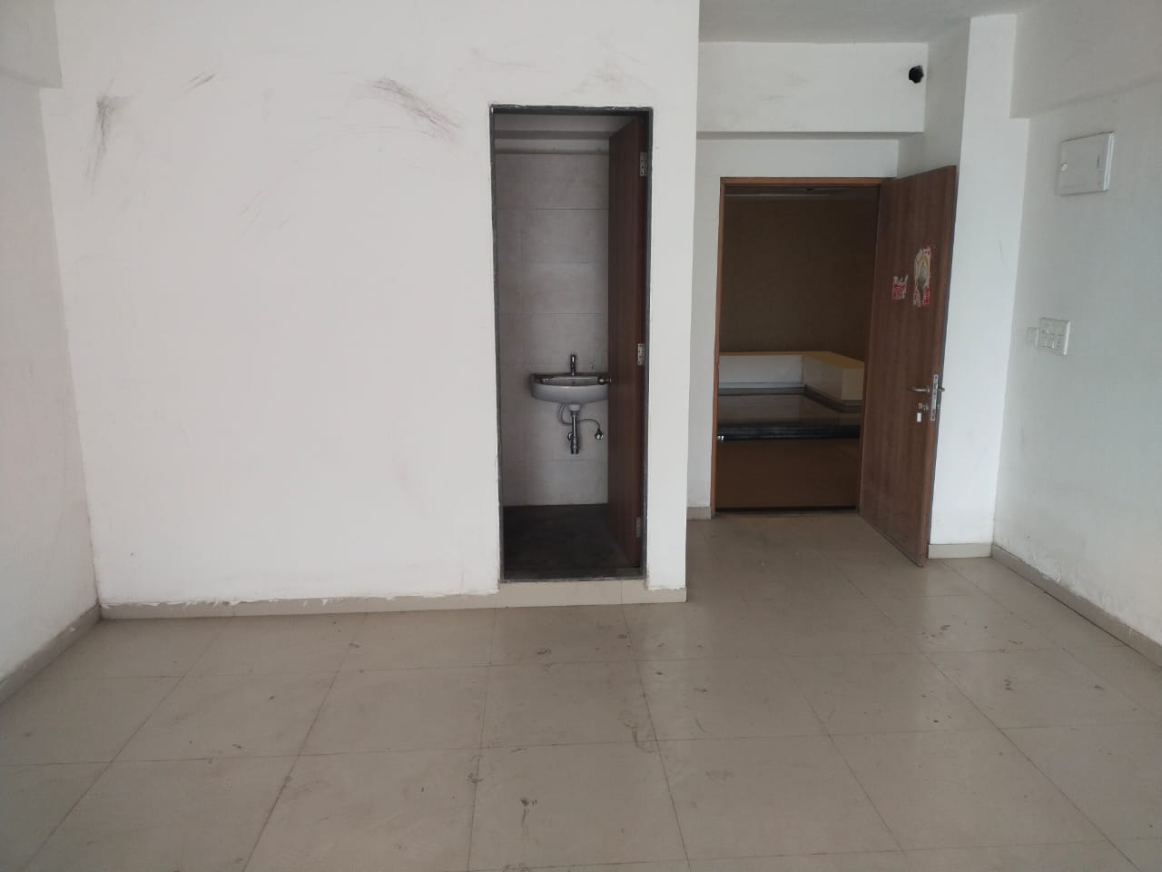 OFFICE 826 Sq.FT Commercial Office for Rent in Sp Ring Road Ahmedabad - Media 3