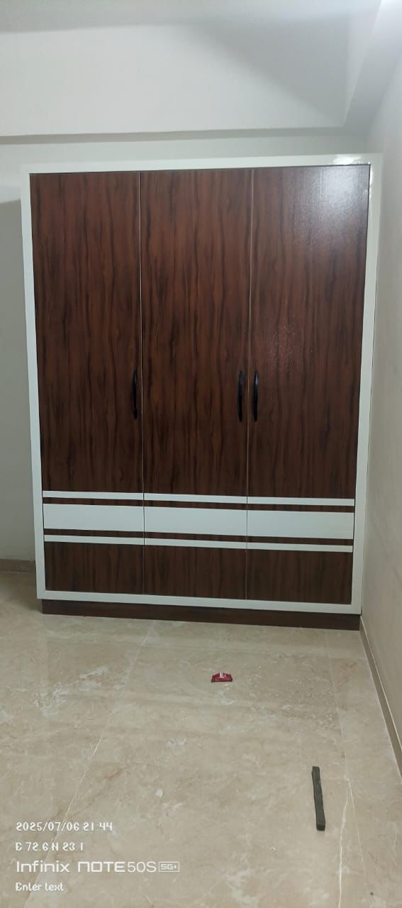 3 BHK 265 Sq.YRD Residential Flat for Sell in Vaishnodevi Circle Ahmedabad - Media 3