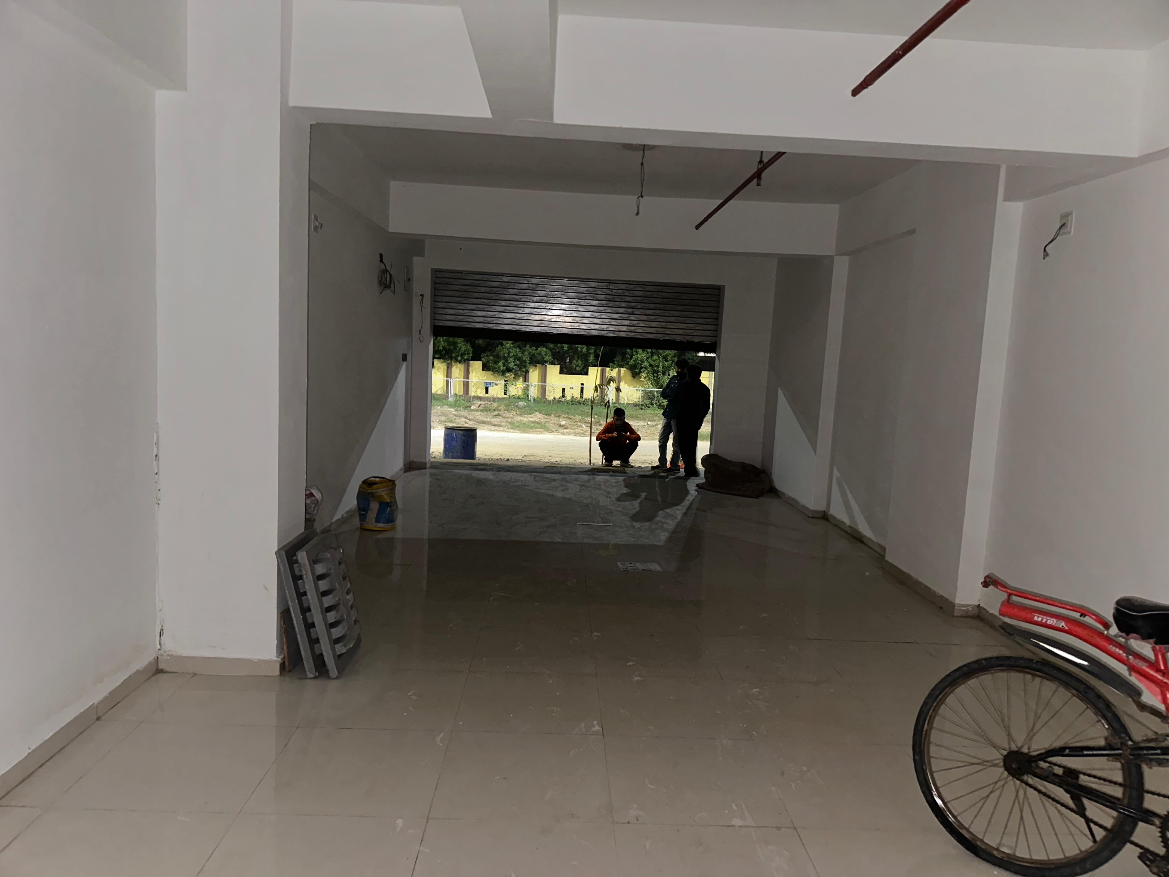 GROUND FLOOR 923 Sq.FT Showroom Ground Floor for Rent in Vaishnodevi Circle Ahmedabad - Media 5