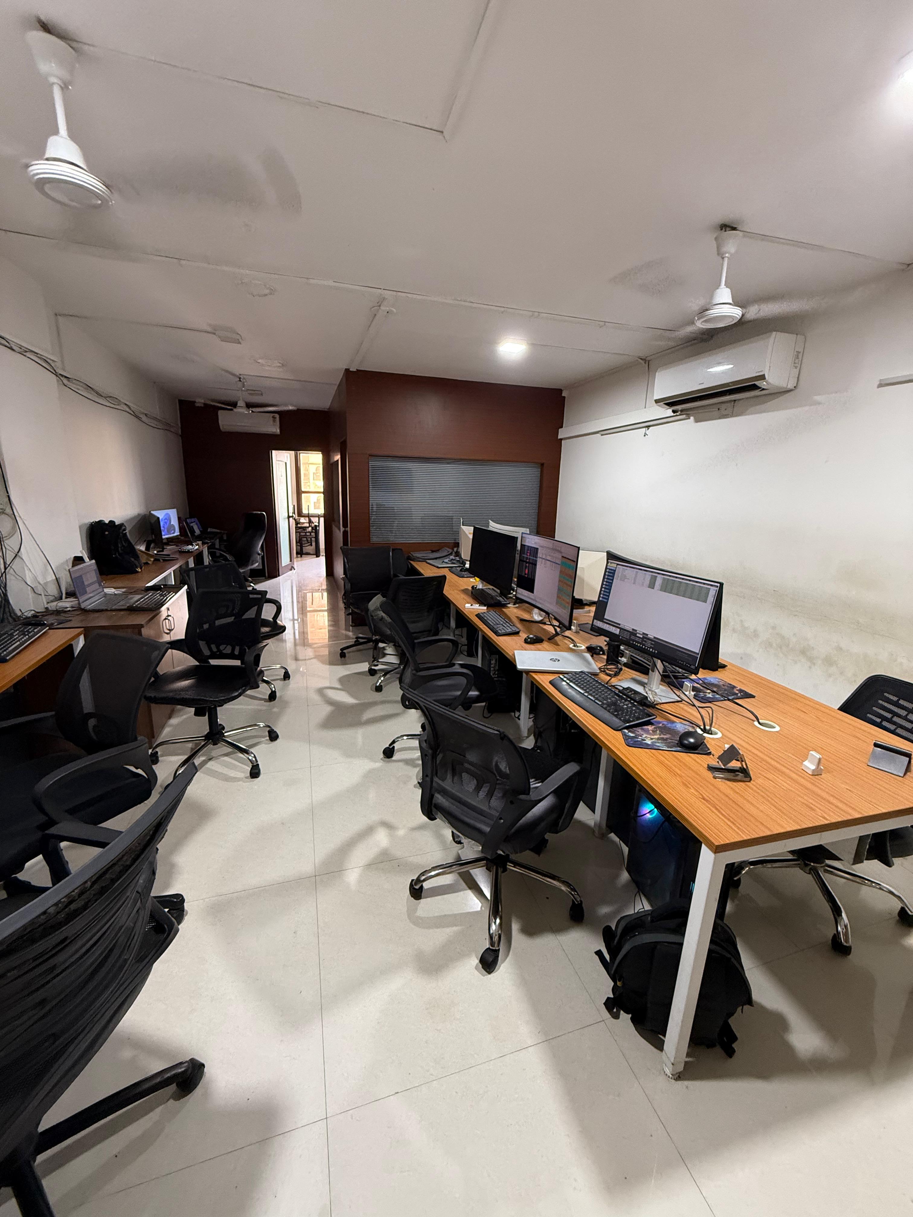 OFFICE 996 Sq.FT Commercial Office for Rent in Jagatpur Ahmedabad - Media 2